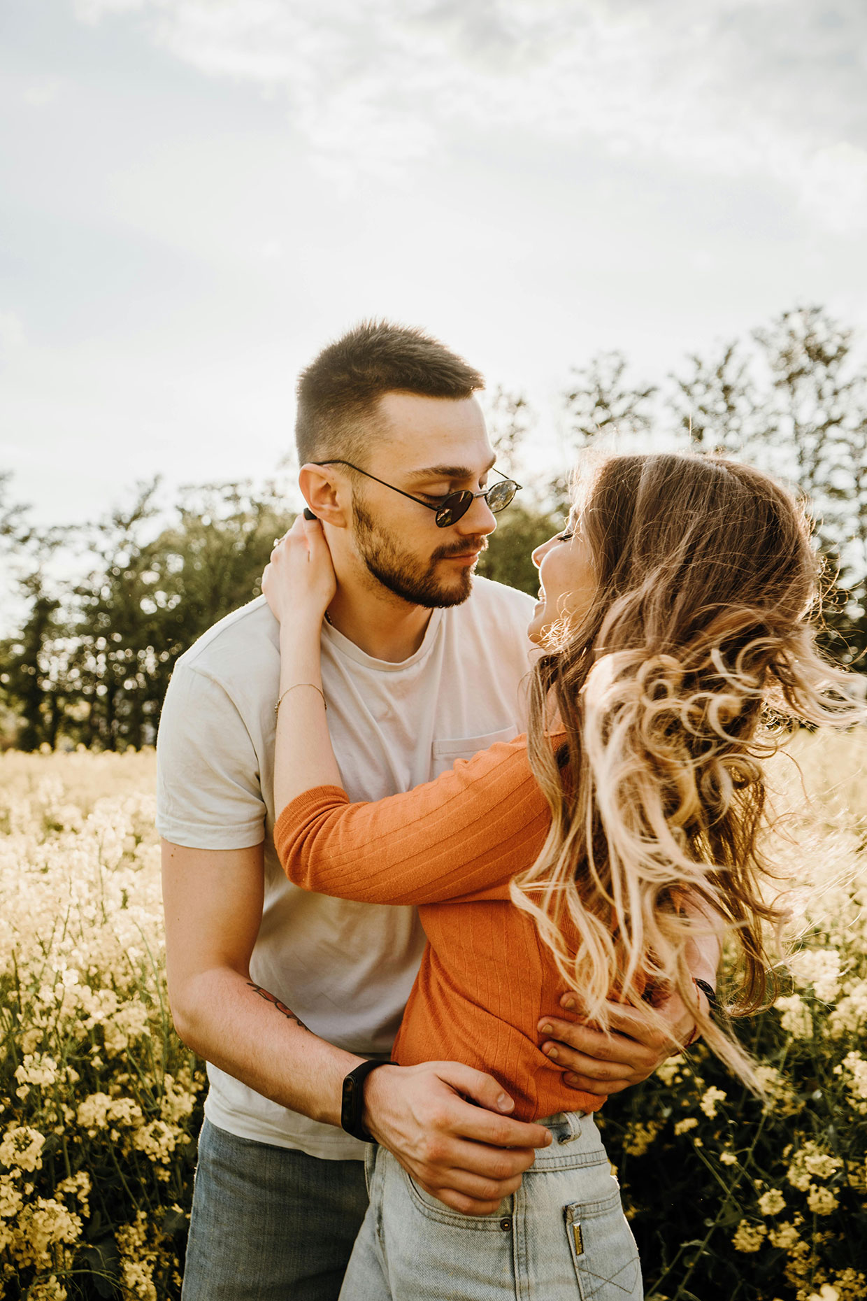 Álbum de fotos de novios en invitación digital de boda estilo industrial