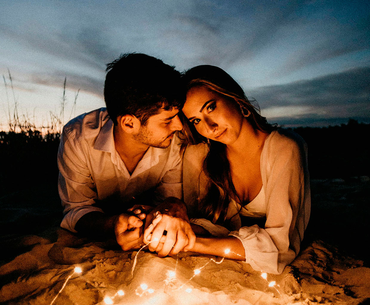 Álbum de fotos de novios en invitación digital de boda estilo rústico