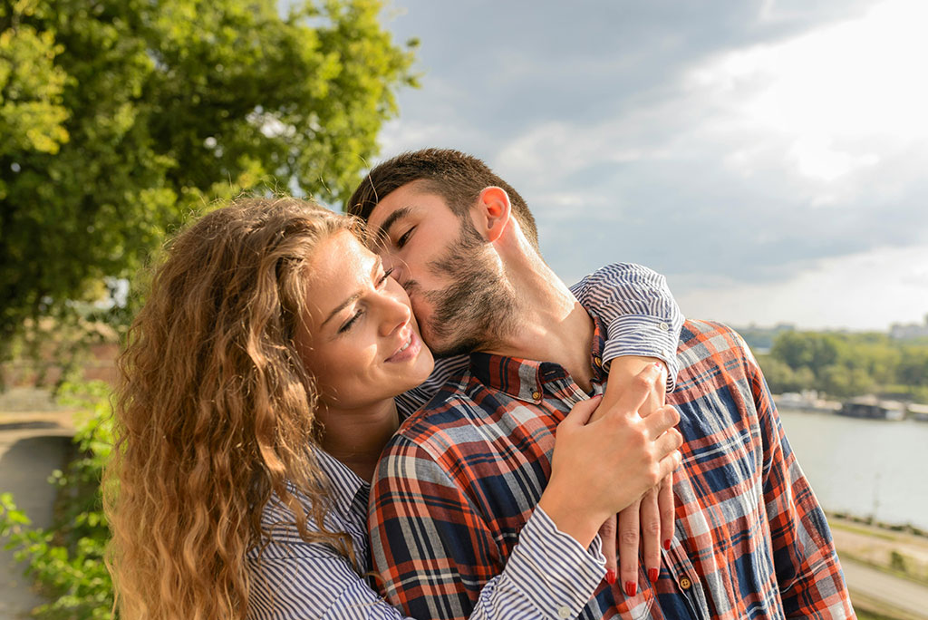 Toma de pareja en invitación digital estilo moderno