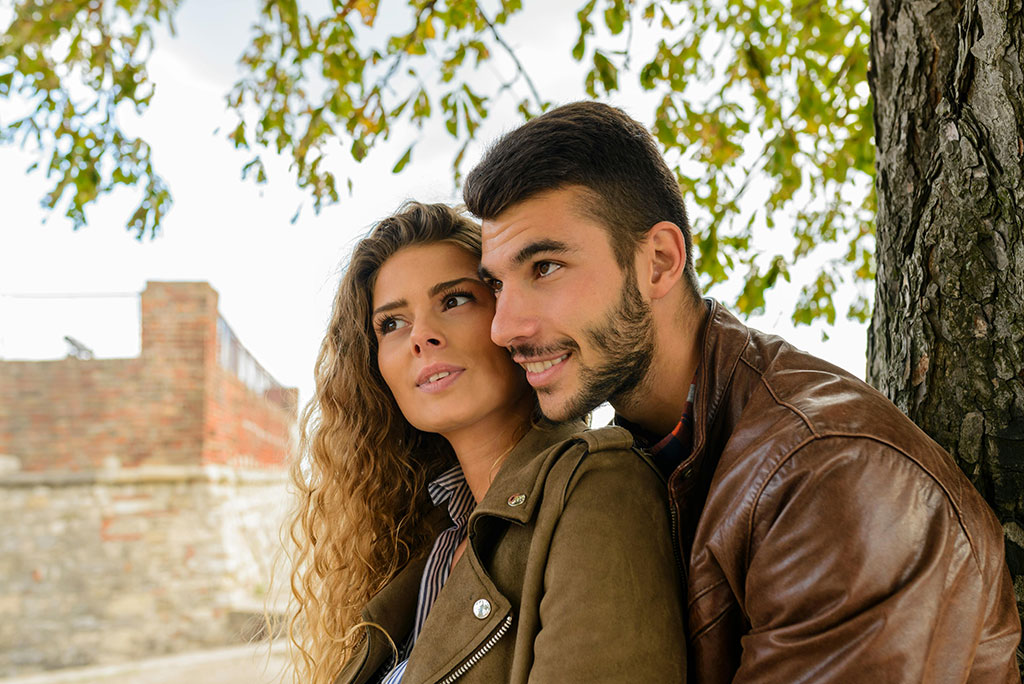 Instantánea de pareja en invitación digital estilo moderno
