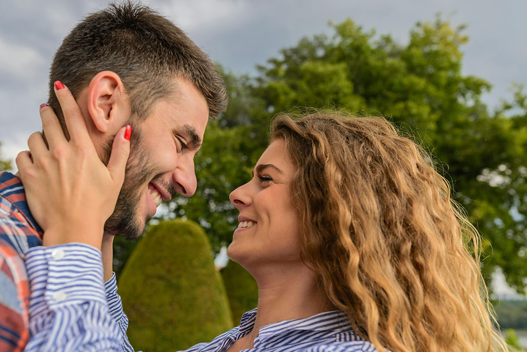 Fotos de pareja en invitación digital estilo moderno