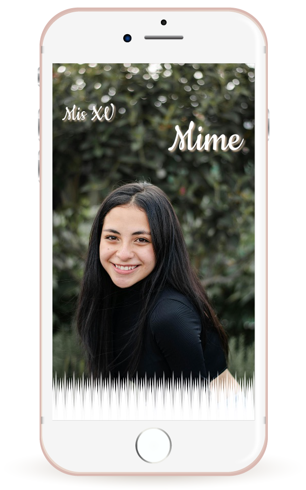 Mockup invitación digital de 15 estilo clásico que refleja elegancia atemporal que fusiona detalles dorados sobre fondo blanco